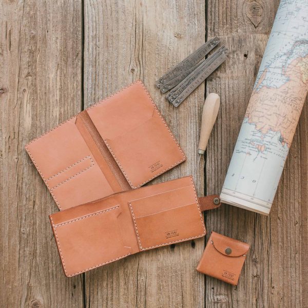 Hand-sewn Leather Wallet in Camel - Imagen 3