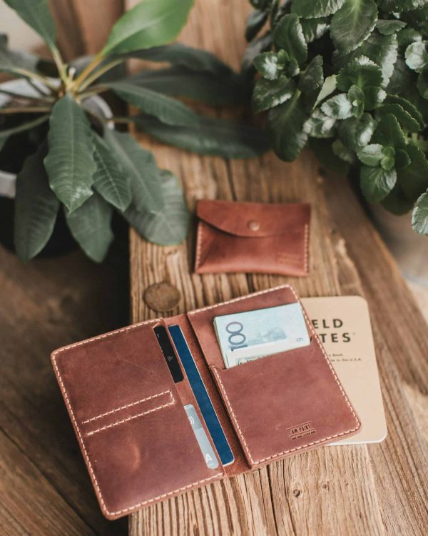Hand-sewn Leather Passport Wallet in Coffee - Imagen 2